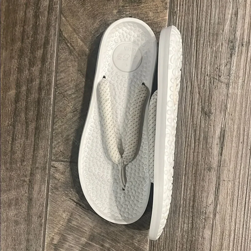 NWOT Allbirds 2.83 KG CO2E Sugar Zeffer White Flip Flops